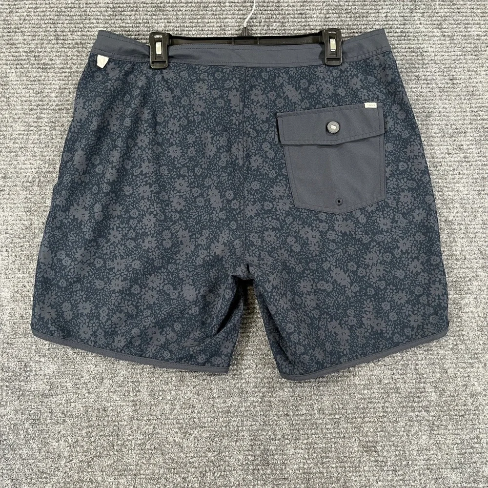 Vuori Cruise Boardshorts Mens 34 Floral Print Charcoal Grey Stretch Swim Surf